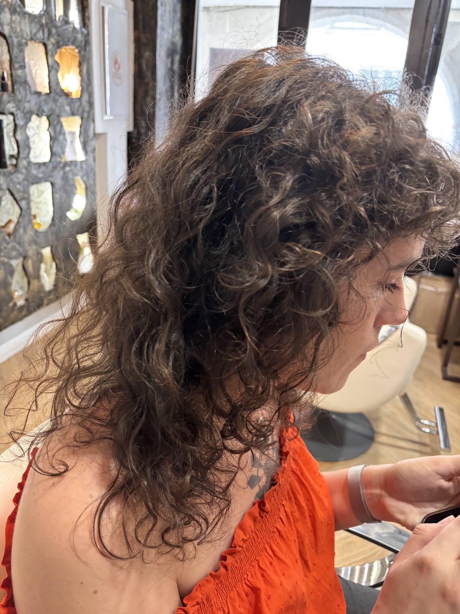 Cliente de profil, cheveux bouclés
