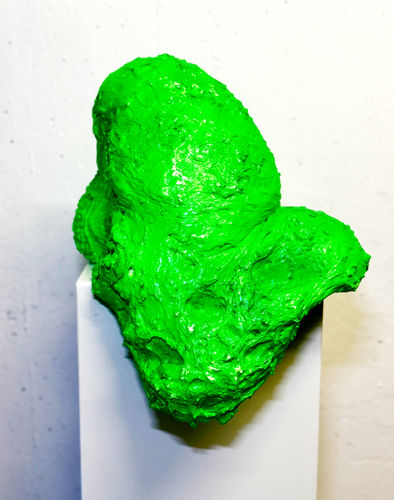 Preis: 600 €
Spende davon: 150 €
Dieses imposante Wesen ist mein neuestes Projekt, gefertigt aus dem unerwarteten Material „Bauschaum“. Seine gewaltige, organische Form und die leuchtend grüne Farbe machen ihn zu einem wahren Blickfang, der Stärke und eine Prise Geheimnis ausstrahlt.
Es ist faszinierend zu sehen, wie ein gewöhnliches Material in so etwas Außergewöhnliches verwandelt werden kann.
Höhe: 29 cm
Breite: 37 cm
Gewicht: 1,2 kg