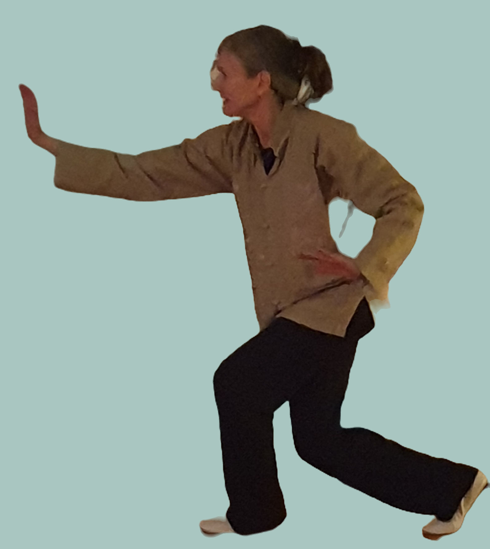 Kvinna utövar qigong och taijiquan
