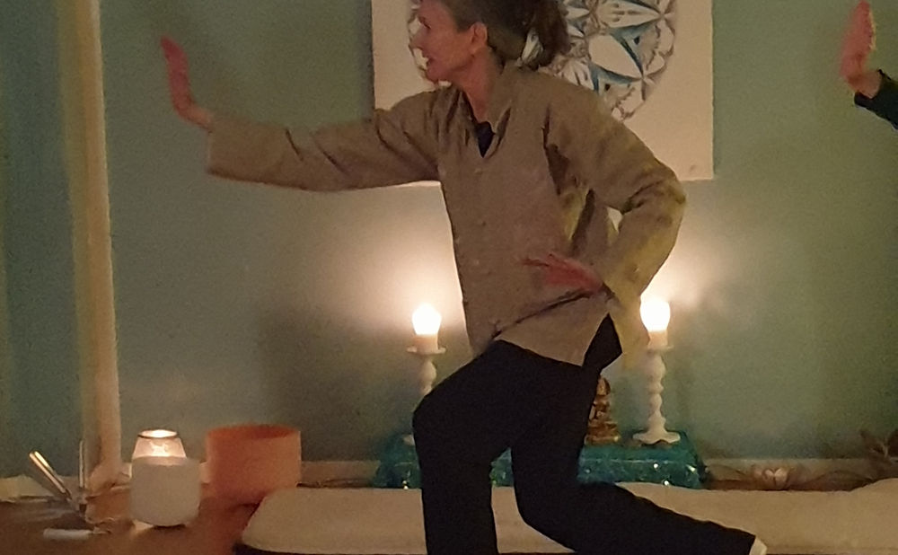 Grupp med människor som utövar taijiquan och qigong