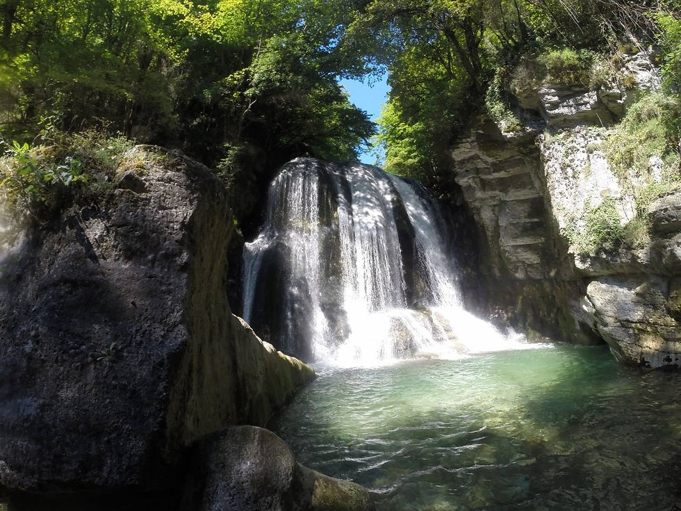 Vue plongeante sur un canyon rocheux avec une rivière turquoise