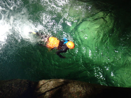 Nage dans l'entrée du canyon du Furon haut.