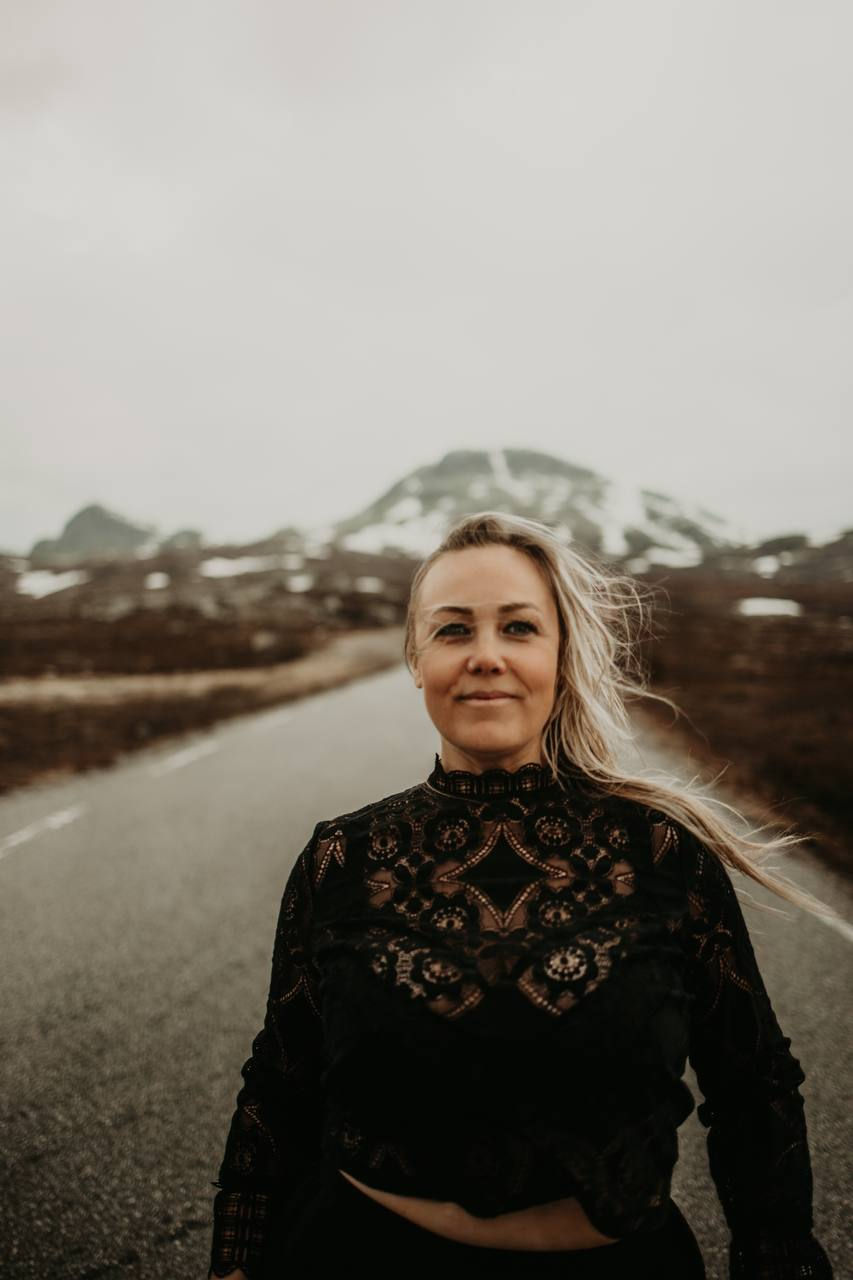Gro Lyngaas på Gaustatoppen, bilde tatt av Eventyrlig fotografering - Elisabeth Fosse
