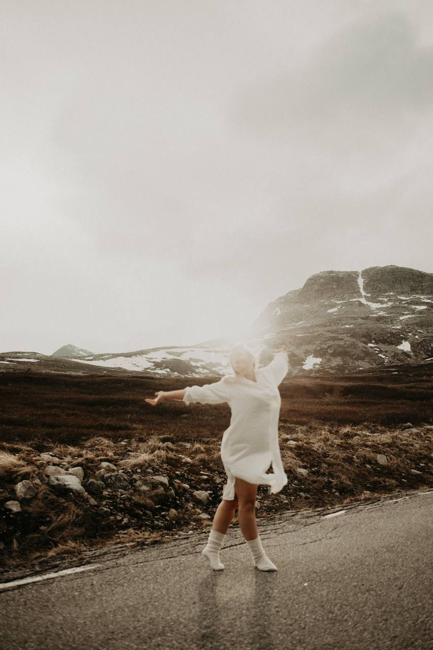 Gro Lyngaas på Gaustatoppen, bildet tatt av Eventyrlig fotografering, Elisabeth Fosse.