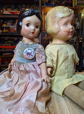 Poupée Blanche Neige, (à droite, Reliable, Canada, 1940) & (à gauche, Nickerbocker, USA, 1938)