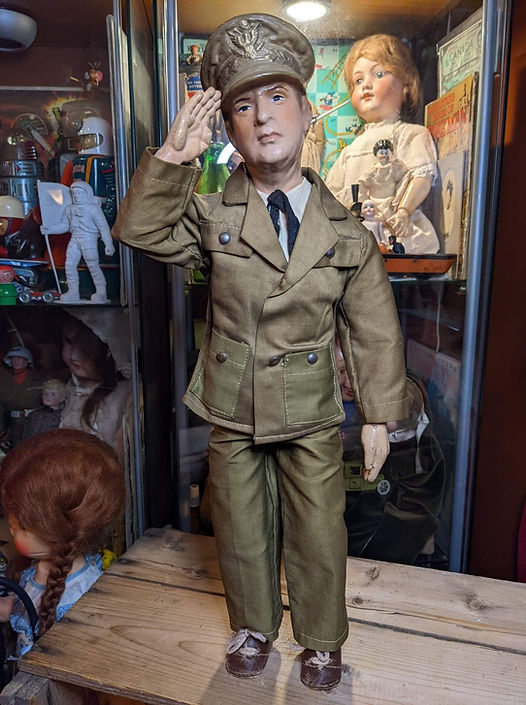 Poupée en composition, Douglas MacArthur, Ralph A. Freundlich, USA, 1942