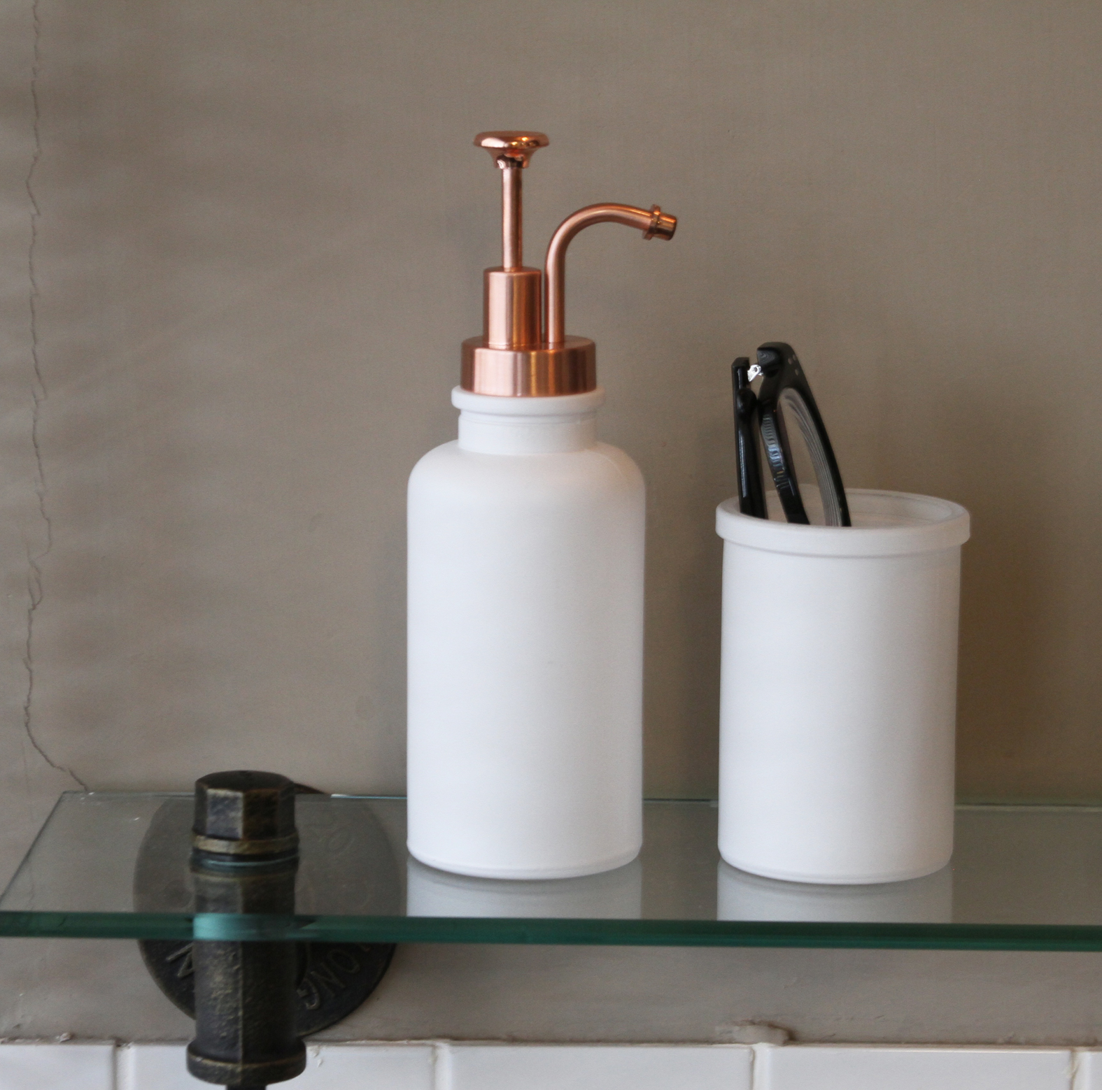 White-Soap-dispenser-Image3