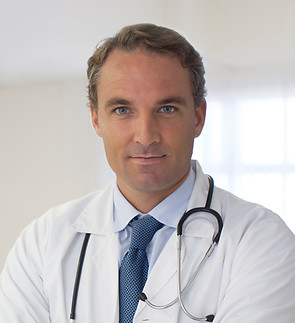 Médico con una corbata