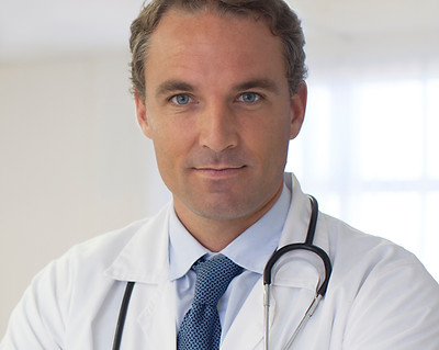 Médico con una corbata