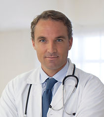 Médico con una corbata