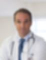 Doktor Tragen einer Krawatte