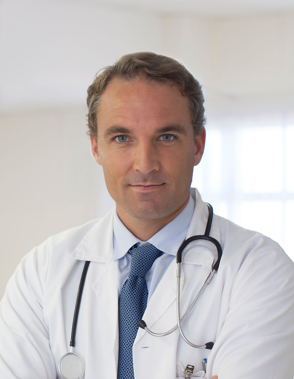 Doktor Tragen einer Krawatte