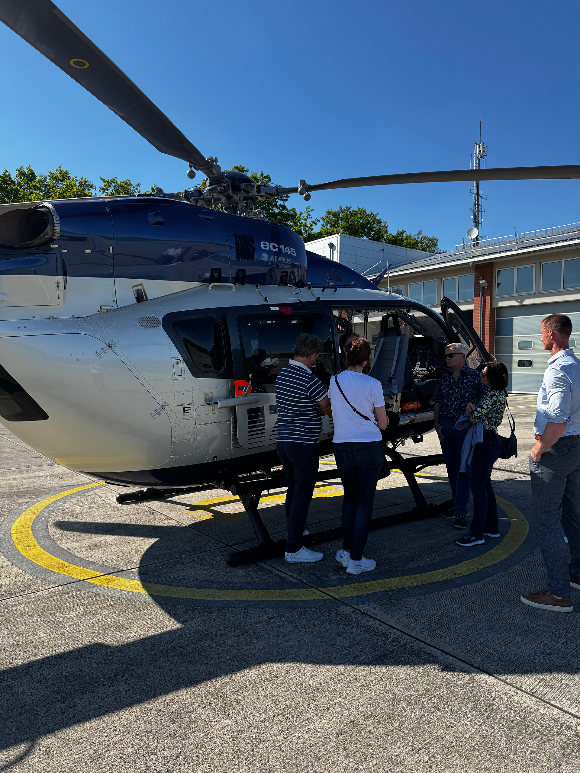 Mehrere Mitglieder hören gespannt bei der Vorstellung des Einsatzhubschraubers Airbus H145 zu