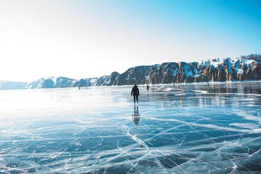 un patineur sur le lac glacé