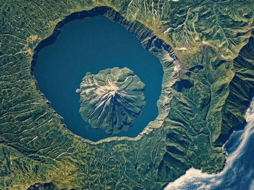 un volcan au milieu d'un lac