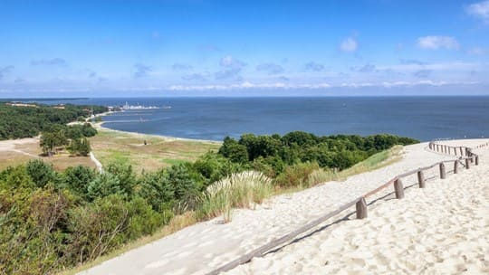 Dune de sable avancant dans la mer