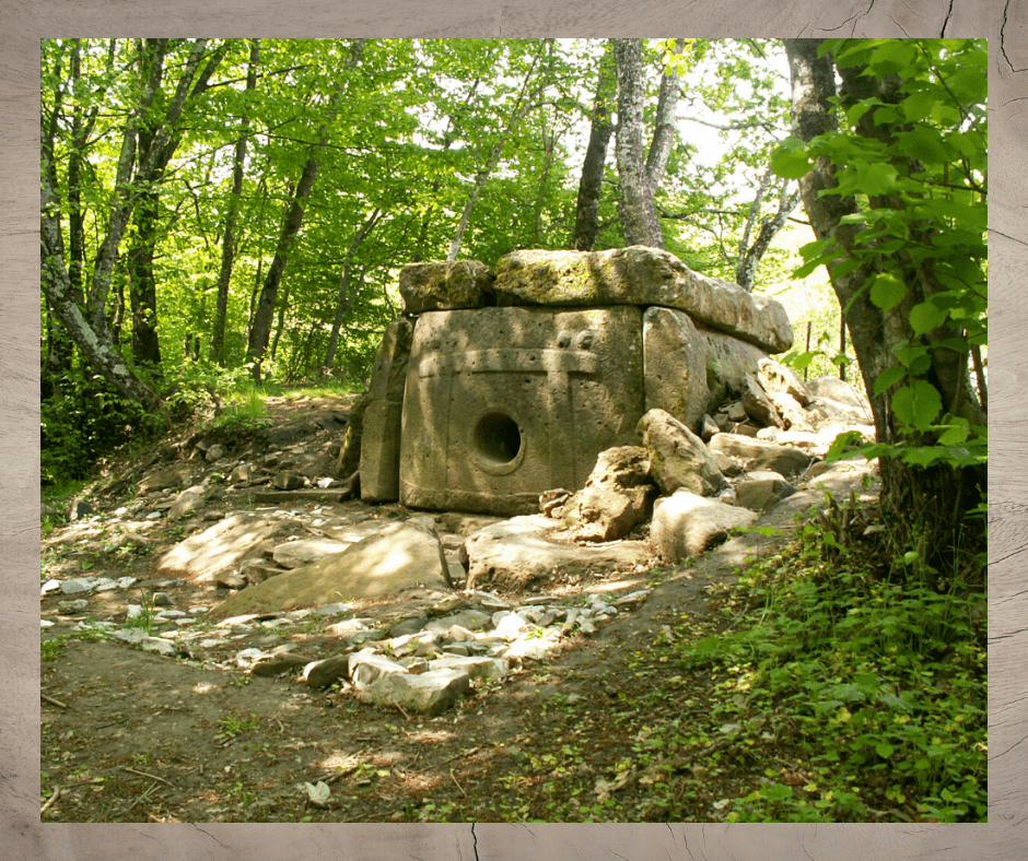 URSS, Russie, tombeau, dolmen a œil, dolmen, mégalithe, dalles, orthostates, gravures, alains
