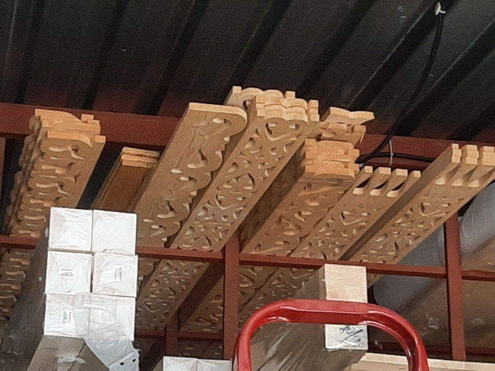 Ornements préfabriqués, pour chambranles de fenetres