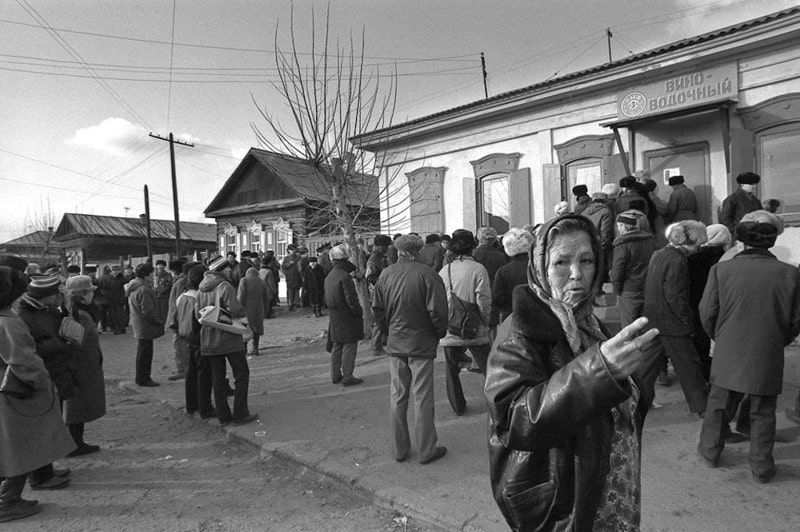 la queue devant le magasin vins et alcools