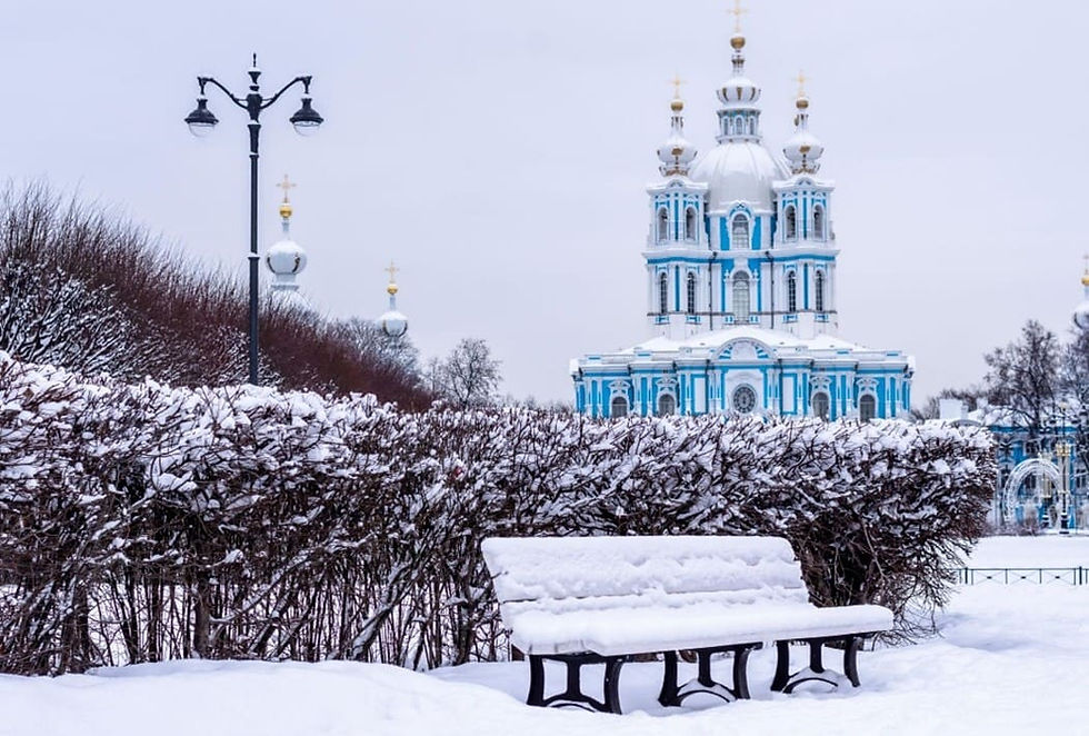 Cathédrale Smolny à Saint-Pétersbourg en hiver, vue depuis le parc enneigé