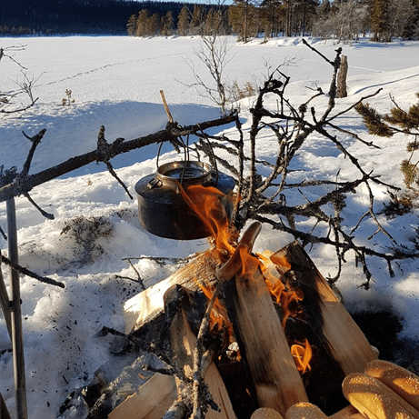 un feu de bois dans un paysage enneigé