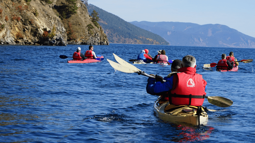 5 couples en kayak sur un lac
