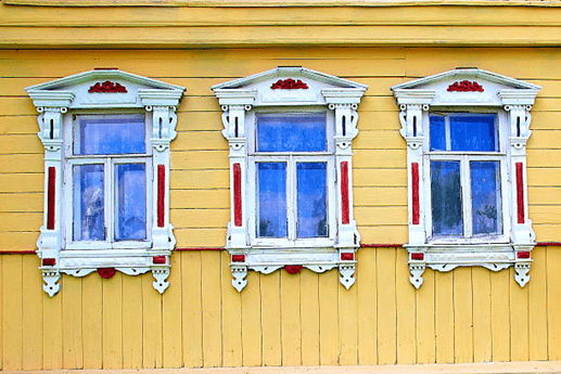 3 fenêtres sur la facade d'une isba traditionnelle russe.