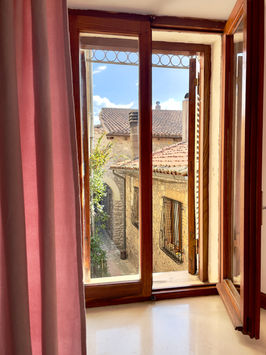 View from the bedroom overlooking a charming narrow alleyway in the historic village.
Vista dalla camera da letto su una pittoresca stradina nel borgo storico.