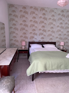 Third bedroom in the basement with a 160 × 200 cm double bed offering privacy and comfort, with en-suite bathroom.
Terza camera da letto al piano inferiore con letto matrimoniale 160 × 200 cm, che offre privacy e comfort, con bagno privato.