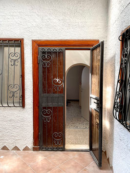 Entrance area and courtyard of Casa Borgo with secure bicycle parking.
Accogliente cortile interno presso Casa Borgo con parcheggio custodito per biciclette.
