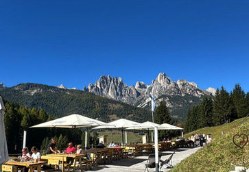 Terrazza panoramica del Dolomites Geyser con vista sulle Dolomiti.