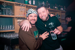 Fabio durante una serata con DJ set al Dolomites Geyser mentre brinda con una birra.