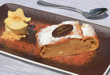 Strudel fatto in casa servito al Dolomites Geyser di Pozza di Fassa.