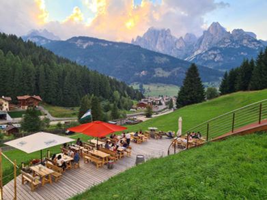 Vista dall'alto della terrazza panoramica del Dolomites Geyser a Pozza di Fassa.