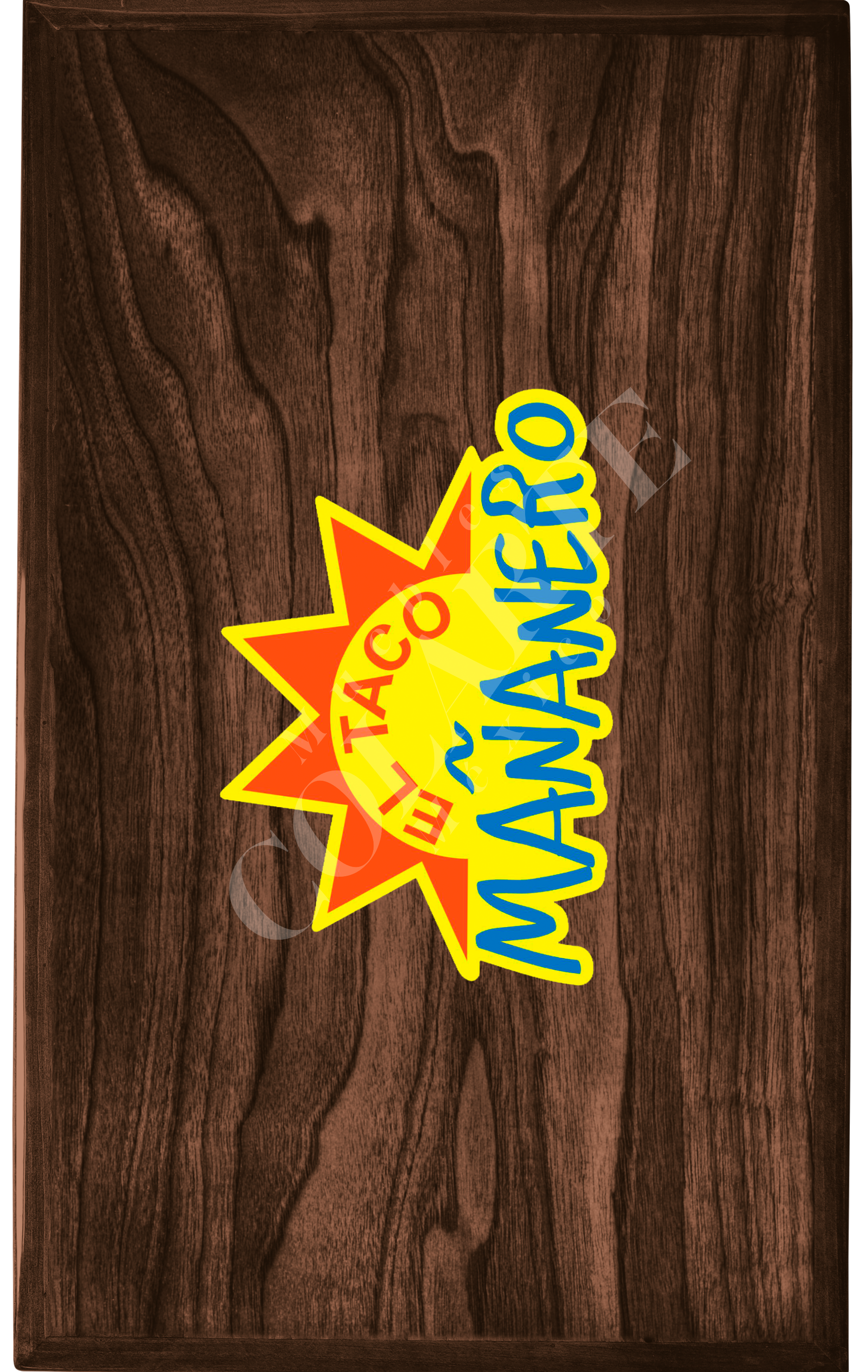 Cubierta lisa de madera con logo pintado al centro y acabado en resina