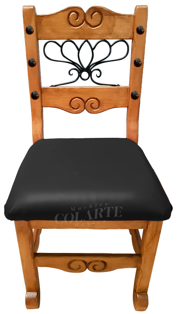 Silla decorada con herrería para restaurante mexicano, con respaldo tallado, chapetones metálicos y asiento en vinil negro.