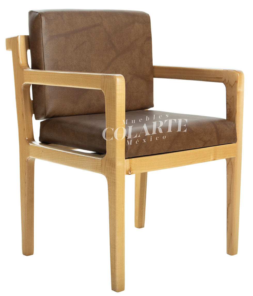 Silla Otill tapizada con estructura de madera clara para restaurante, con reposabrazos