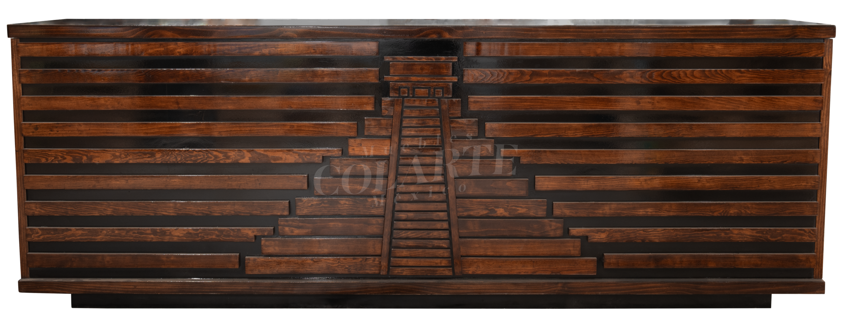 Recibidor de madera con diseño de pirámide maya para restaurante