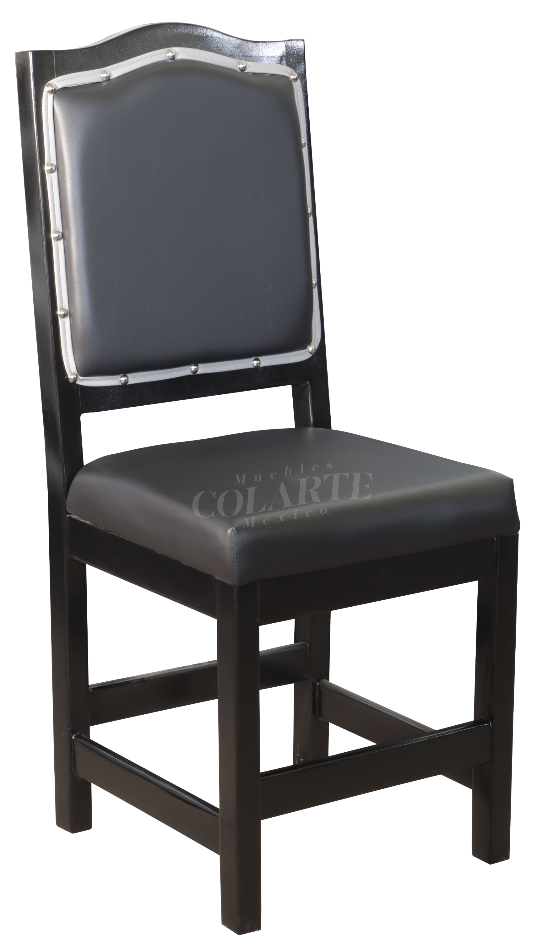 Silla degollado con vinil para restaurante, en madera negra con respaldo decorado con tachuelas metálicas.