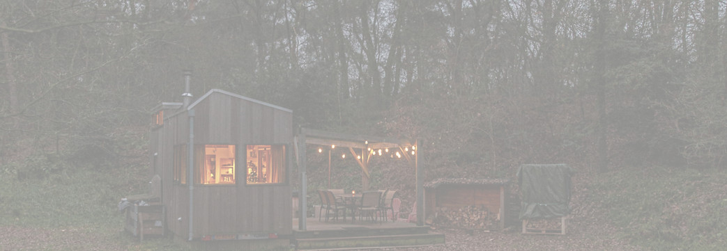 Tiny house with a deck and hot tub in Ud