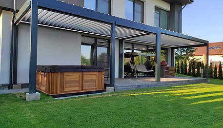 įrengta didelė bioklimatinė pergola