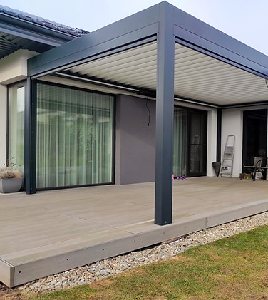 privačiame kieme sumontuotos pergolos