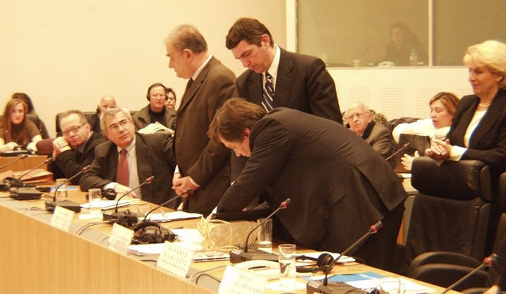 Ο Dr.Haris Silajdzic υπογράφει την Διακήρυξη της Ολυμπιακής Εκεχειρίας παρουσία του Γεν.Δ/ντή του Διεθνούς Κέντρου Ολυμπιακής Εκεχειρίας Πρέσβη κ.Σταύρου Λαμπρινίδη, Ζάππειο Μέγαρο