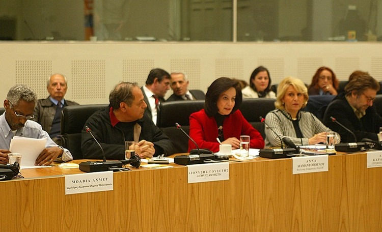 Ημερίδα με θέμα «Συμμετοχική Δημοκρατία και Καταπολέμηση των Διακρίσεων Αποτίμηση της Ευρωπαϊκής Πολιτικής», Ζάππειο Μέγαρο 26/04/2004. Στη φωτο από αριστερά ο κ. Μοαβία Αχμέτ, Πρόεδρος του Ελληνικού Φόρουμ Μεταναστών, ο κ. Διονύσης Γουσέτης, μέλος της Διεθνούς Αμνηστίας, η κα Άννα Διαμαντοπούλου, Βουλευτής Επικρατείας ΠΑΣΟΚ, η κα Άννα Καραμάνου και ο καθηγητής κ. Νίκος Μουζέλης