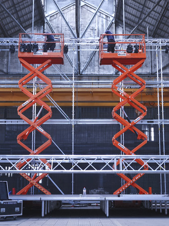 Traverse hängend an Elektrokettenzug D8+ für ein Eventprojekt