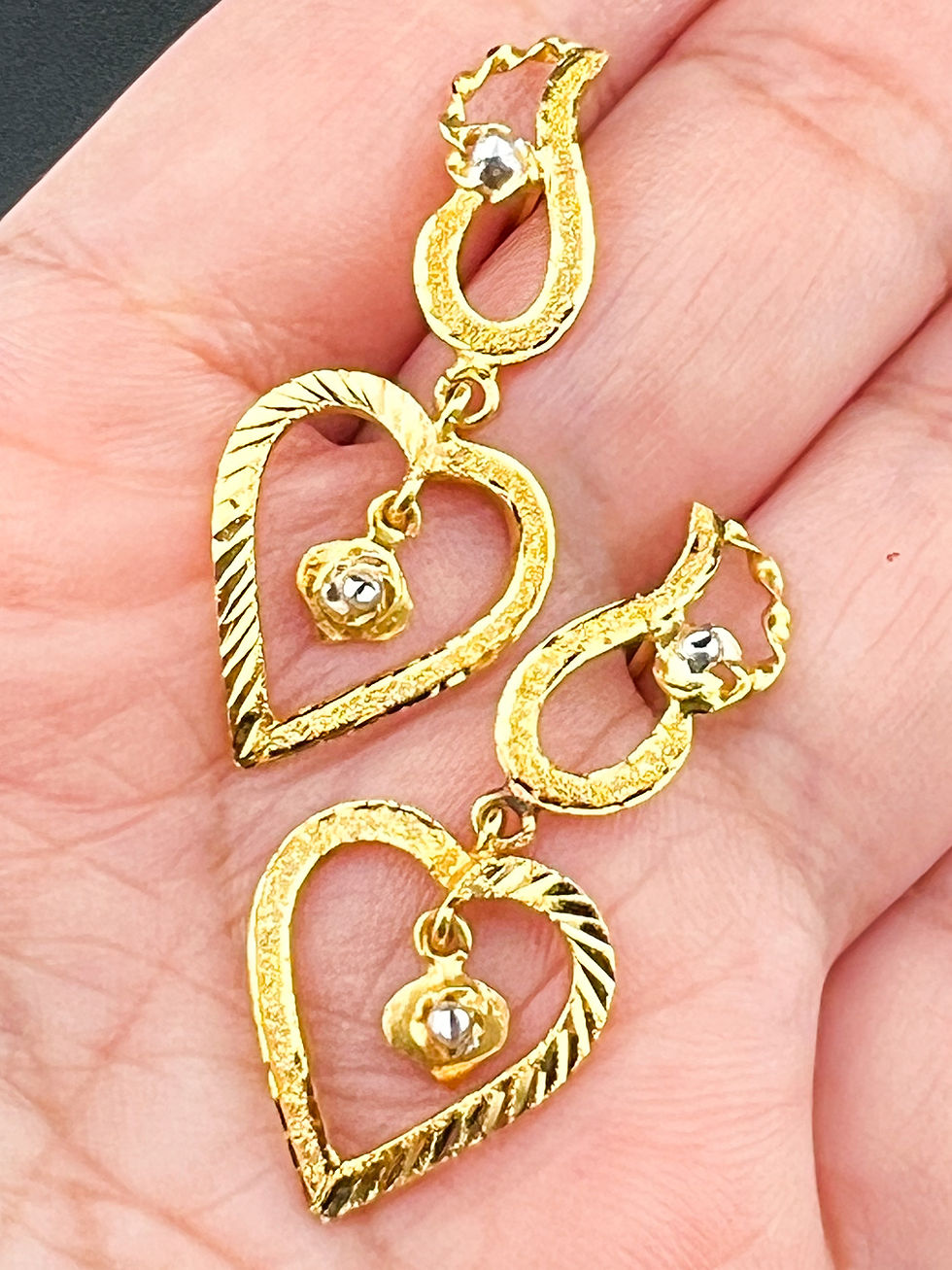 Thumbnail: Heart Drop Earrings in 18k Yellow Gold 