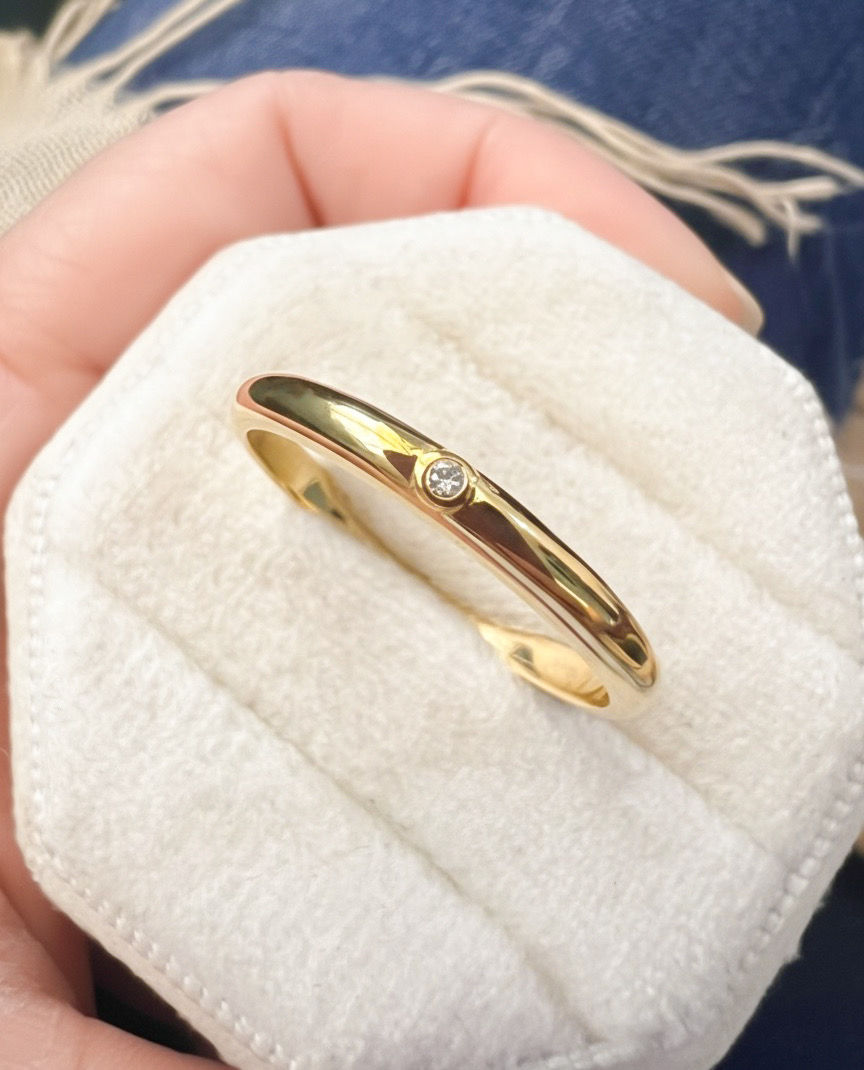 Thumbnail: Classic Stackable Band (2.6 mm) with Diamond in 18k Yellow Gold 