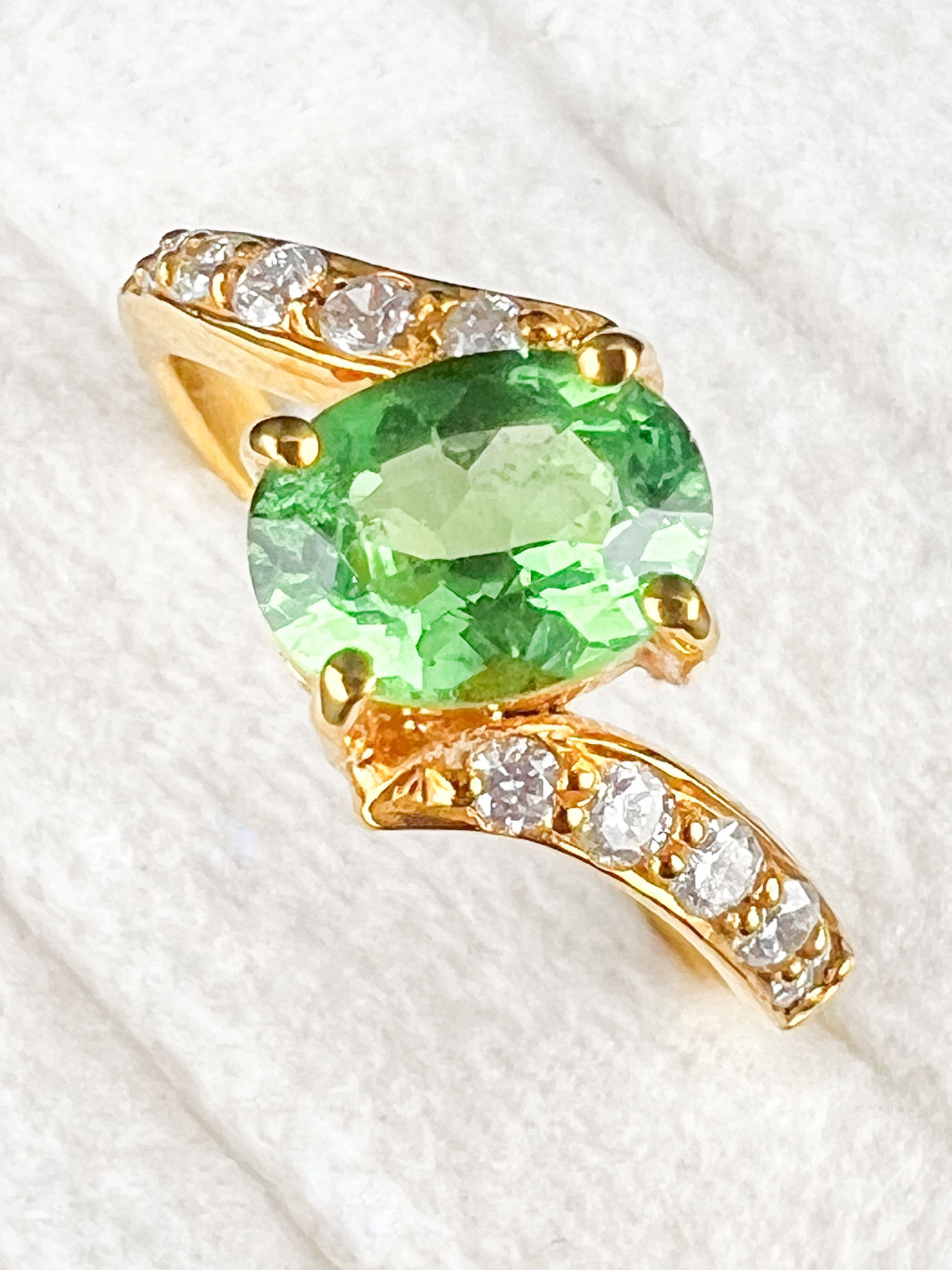 Tsavorite Garnet (1.26 ct) Ring w/ Diamond (0.15 ct)  in 18k Yellow Gold