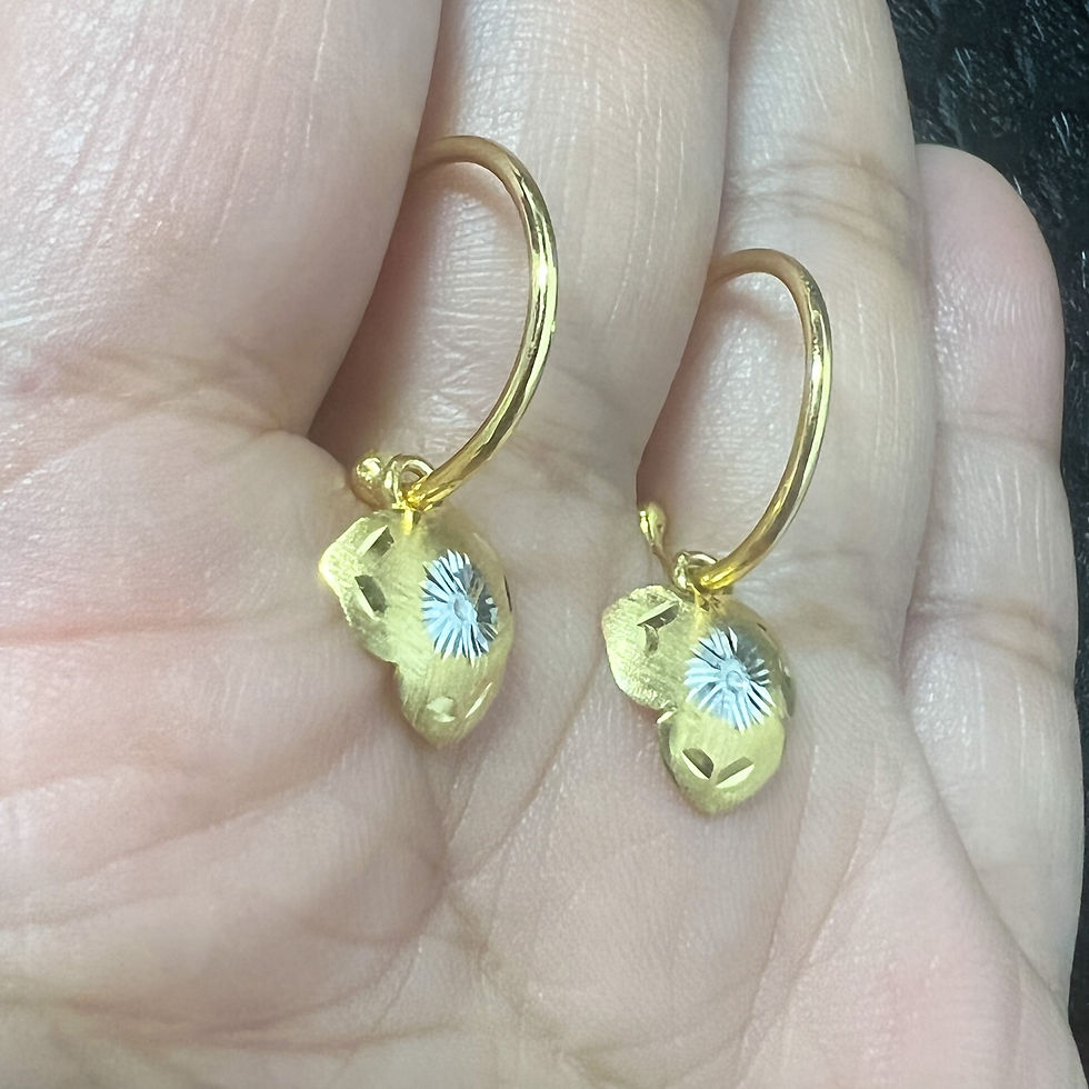 Thumbnail: Trillium Flower Charm Earrings in 18k Yellow Gold 