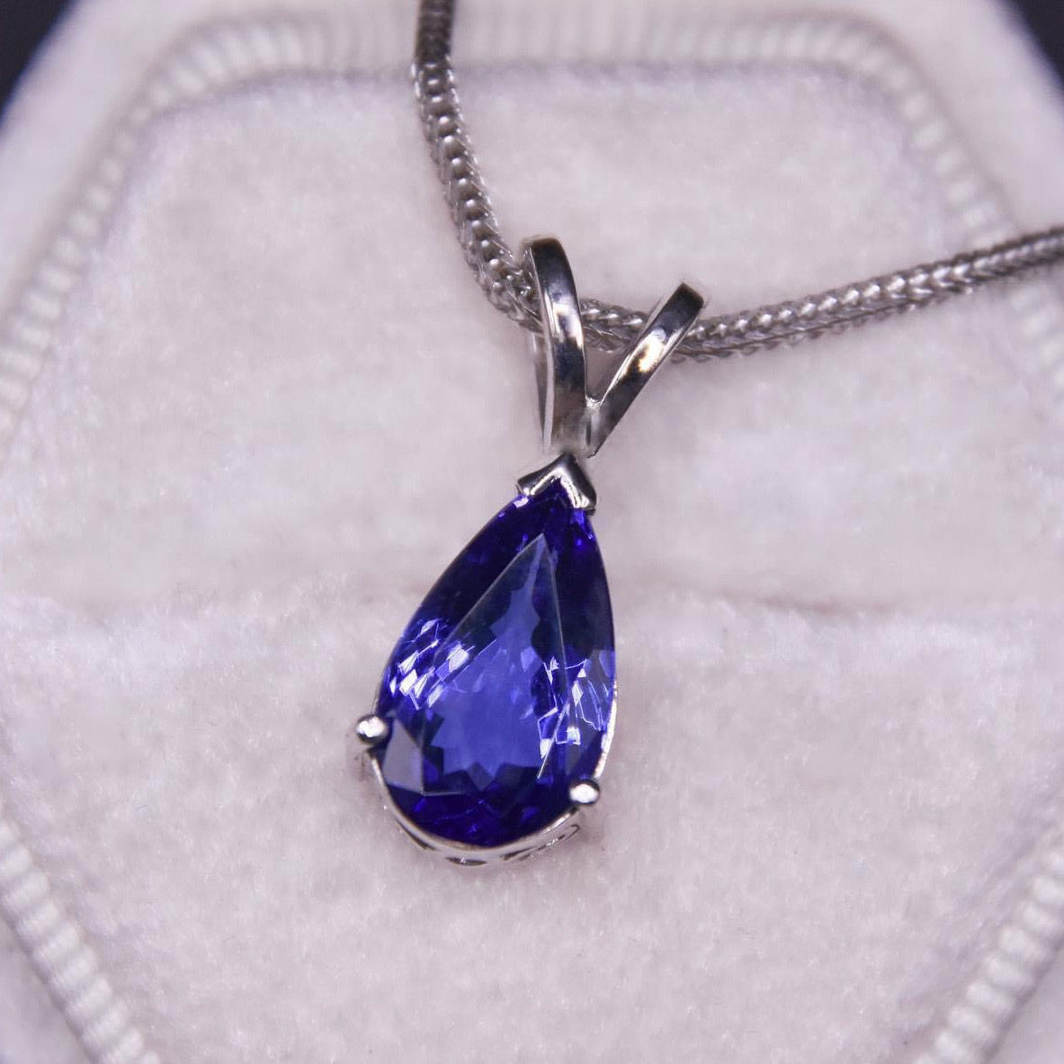 Pear Tanzanite (2.5 ct) Pendant in 18k White Gold 